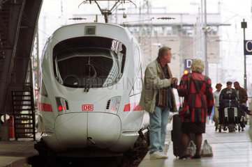 Ein ICE faehrt in den Leipziger Hauptbahnhof ein