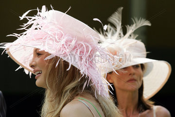 Iffezheim  Frauen mit Hut auf der Rennbahn