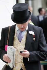 York  Mann liest eine SMS auf seinem Mobiltelefon