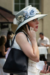 Iffezheim  eine Frau mit Hut beim Telefonieren