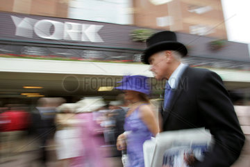 York  Menschen vor dem Eingang der Galopprennbahn