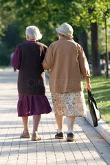 Moskau  zwei alte Frauen gehen spazieren
