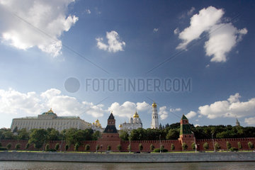 Moskau  Blick von der Moskwa auf die Fassade des Grossen Kremlpalastes mit Glockenturm