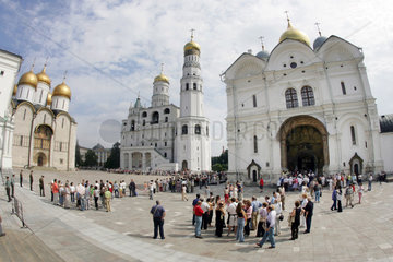 Moskau  Touristen stehen auf dem Kathedralenplatz im Kreml