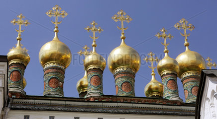 Moskau  die Zwiebeltuerme der Gewandsniederlegung-Kirche