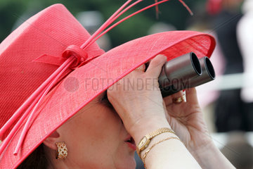 York  Frau mit Hut schaut durch ihr Fernglas