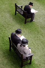 York  Menschen sitzen auf einer Bank