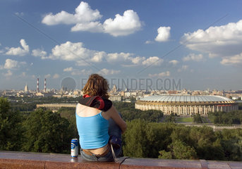 Moskau  eine Frau blickt auf das Luschniki-Stadion