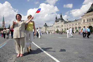 Moskau  Frau schwenkt die russische Fahne