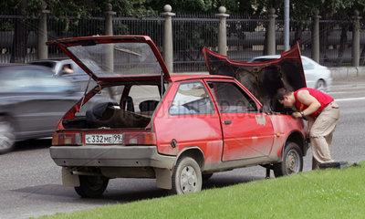Moskau  ein Mann repariert sein liegengebliebenes Auto