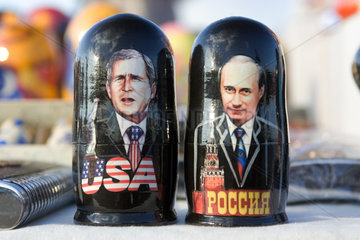 Moskau  Matrjoschkas von Busch und Putin an einem Souvenirstand