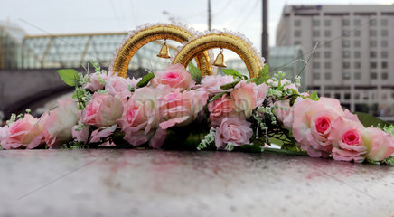 Moskau  Brautgesteck auf einer Kuehlerhaube