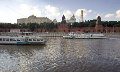 Moskau  Blick von der Moskwa auf die Fassade des Grossen Kremlpalastes mit Glockenturm
