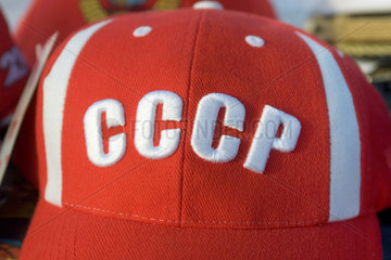 Moskau  Baseballkappe mit Aufschrift CCCP an einem Souvenirstand