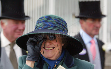 York  Frau mit Hut schaut durch ihr Fernglas