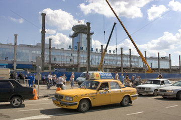 Moskau  Blick auf den Terminal des Flughafen Domodedovo