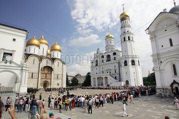 Moskau  Touristen stehen auf dem Kathedralenplatz