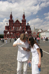 Moskau  Touristen auf dem Roten Platz