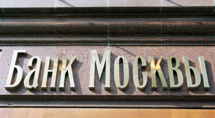 Moskau  Leuchtreklame der Moskauer Bank