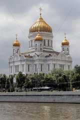 Moskau  die Erloeserkathedrale am Ufer der Moskwa