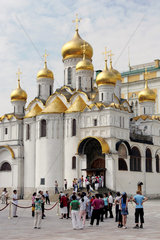 Moskau  Platz vor der Blagowestschenski Kathedrale