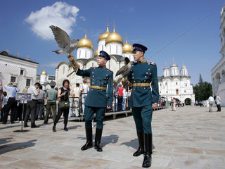 Moskau  Soldaten in der traditionellen Uniform der Zarengarde mit ihren Jagdfalken