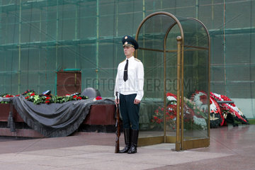 Moskau  Ehrenwache  am Grabmal eines unbekannten Soldaten