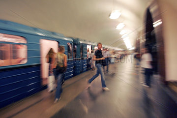 Moskau - Fahrgaeste der Moskauer Metro