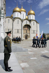 Moskau  Wachabloesung auf dem Kathedralenplatz im Kreml