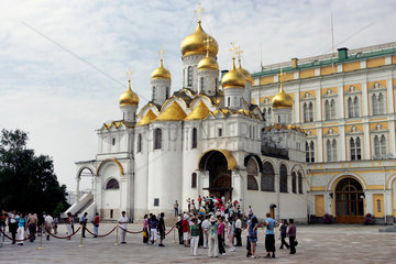 Moskau  Platz vor der Blagowestschenski Kathedrale