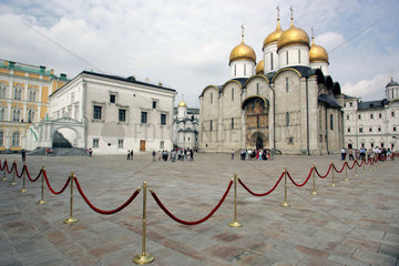 Moskau  Platz vor der Uspenski-Kathedrale  links der Facettenpalast