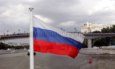 Moskau  Russische Fahne auf der Moskwa