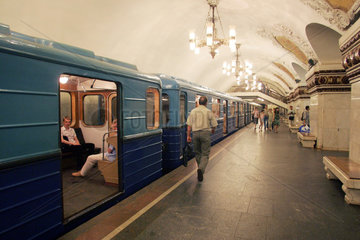Moskau  eine U-Bahn in der Metrostation Kievskaya