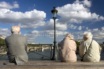 Paris  Rentner blicken auf die Seine
