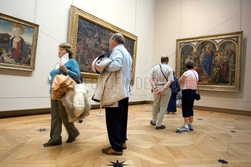 Paris  Menschen betrachten die Gemaelde im Louvre