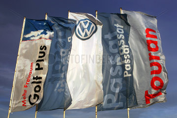 Dresden  wehende Fahnen des Automobilherstellers VW