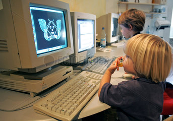Berlin  Kinder sitzen vor dem Computer