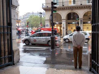 Paris  Mann steht an einer Ampel