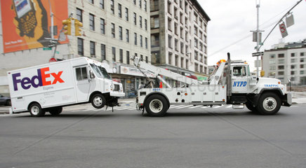 New York  Lieferwagen von FedEx wird abgeschleppt