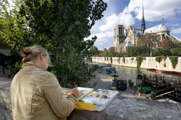 Paris  Kuenstlerin malt die Kirche Notre Dame