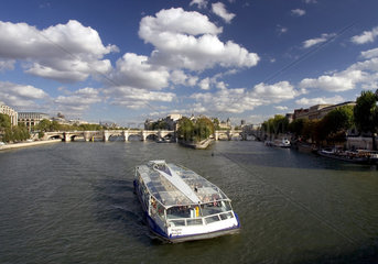 Paris  Seinepanorama mit Bruecke Pont Neuf und der Ile de la Cite