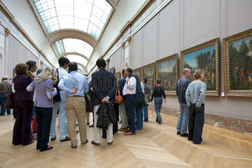 Paris  Menschen betrachten die Gemaelde im Louvre