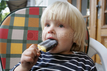 Berlin  ein Kind isst ein Eis