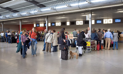 Baden-Baden  Reisende im Terminal des Flughafen Baden Airpark