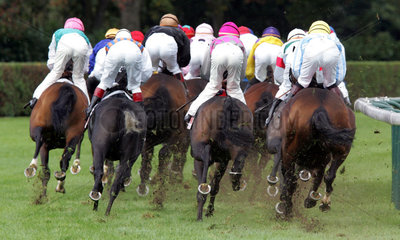 Paris  Pferde und Reiter im Rennen auf der Rennbahn Longchamp