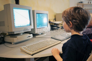 Berlin  ein Kind sitzt vor einem Computer