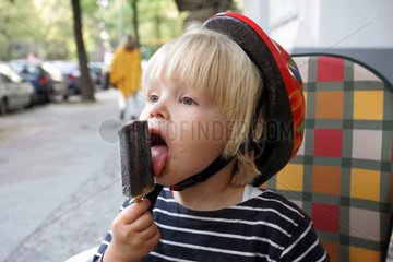 Berlin  ein Kind isst ein Eis