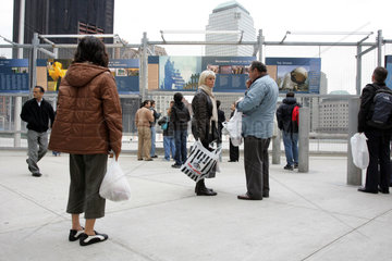New York  Menschen informieren sich ueber die Ereignisse am Ground Zero