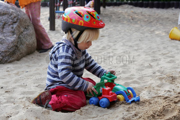 Berlin  ein Kind spielt im Sand