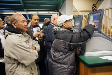 New York  Menschen beim Wetten an elektronischen Wett-Terminals auf der Rennbahn Belmont Park
